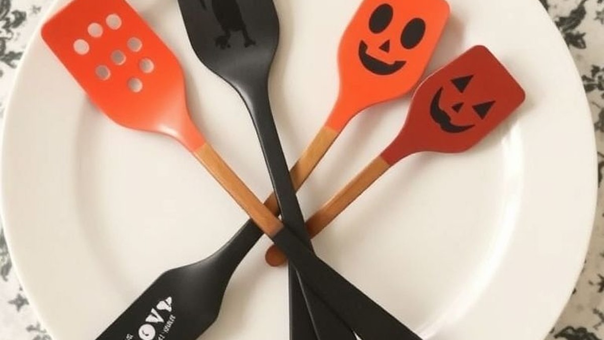 testing the williams sonoma halloween spatula set