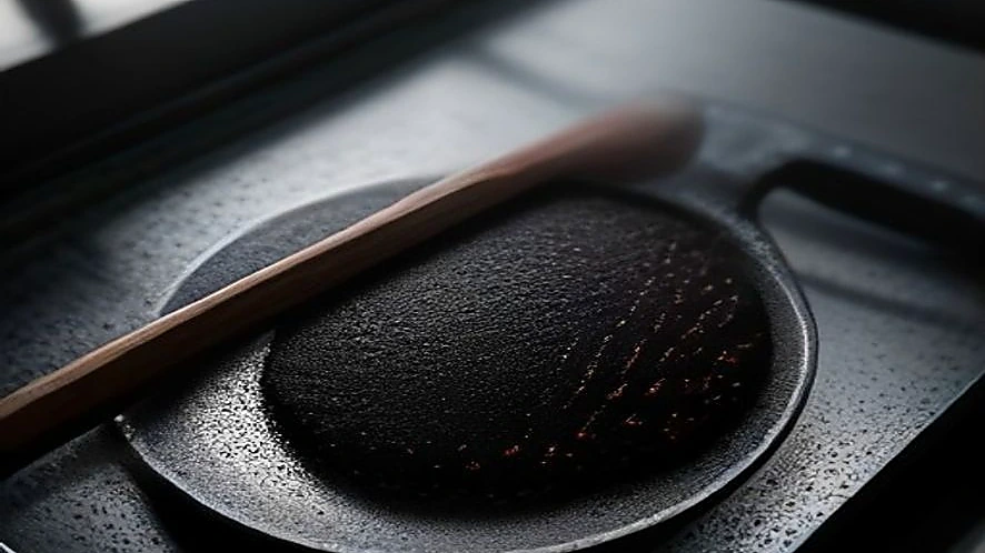 comparison of griddle pan ridges versus smooth tawa surface