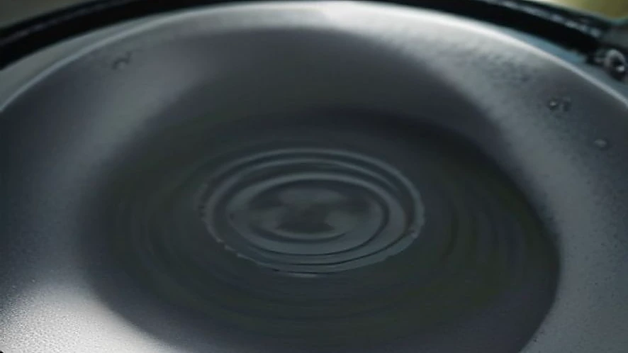 Comparison of kadai and wok side profiles showing base shape and side curvature